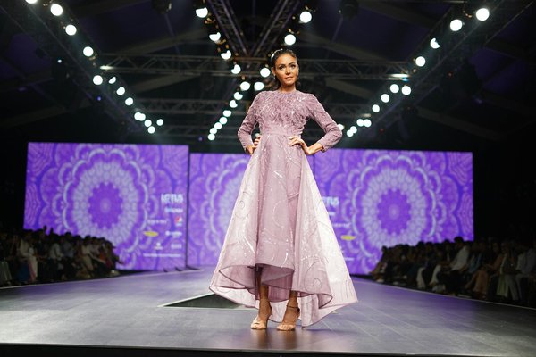 Pantalons velours femme : élégance et confort en automne-hiver