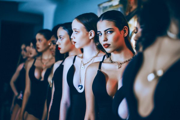 Découvrez Comment Sélectionner des Lunettes de Soleil Idéales pour Sublimer un Visage Rond avec Élégance et Style